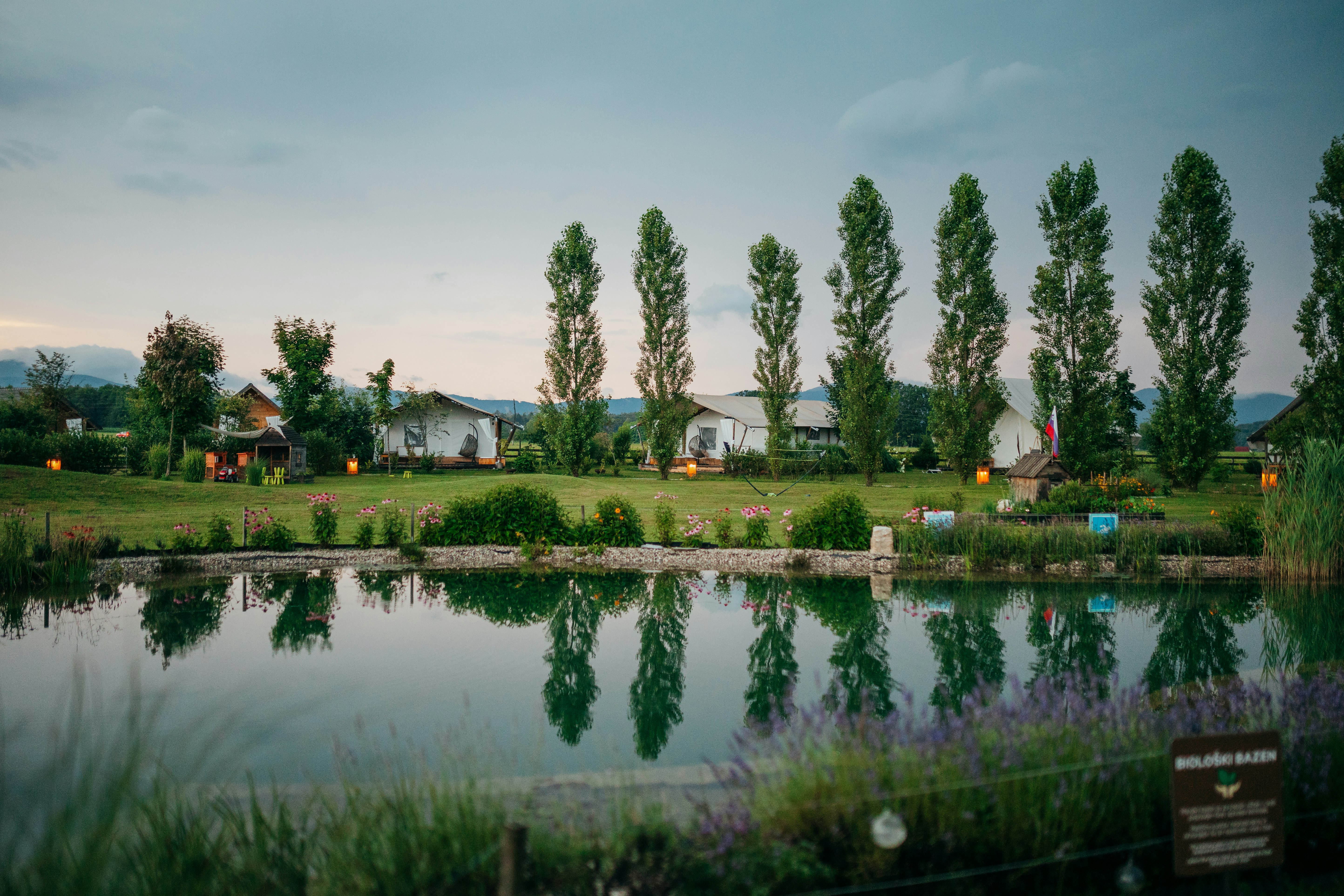 Kolpa Resort Glamping - Blick auf die Glamping-Zelte rund um den Naturbadeteich