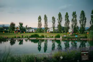 Kolpa Resort Glamping - Blick auf die Glamping-Zelte rund um den Naturbadeteich