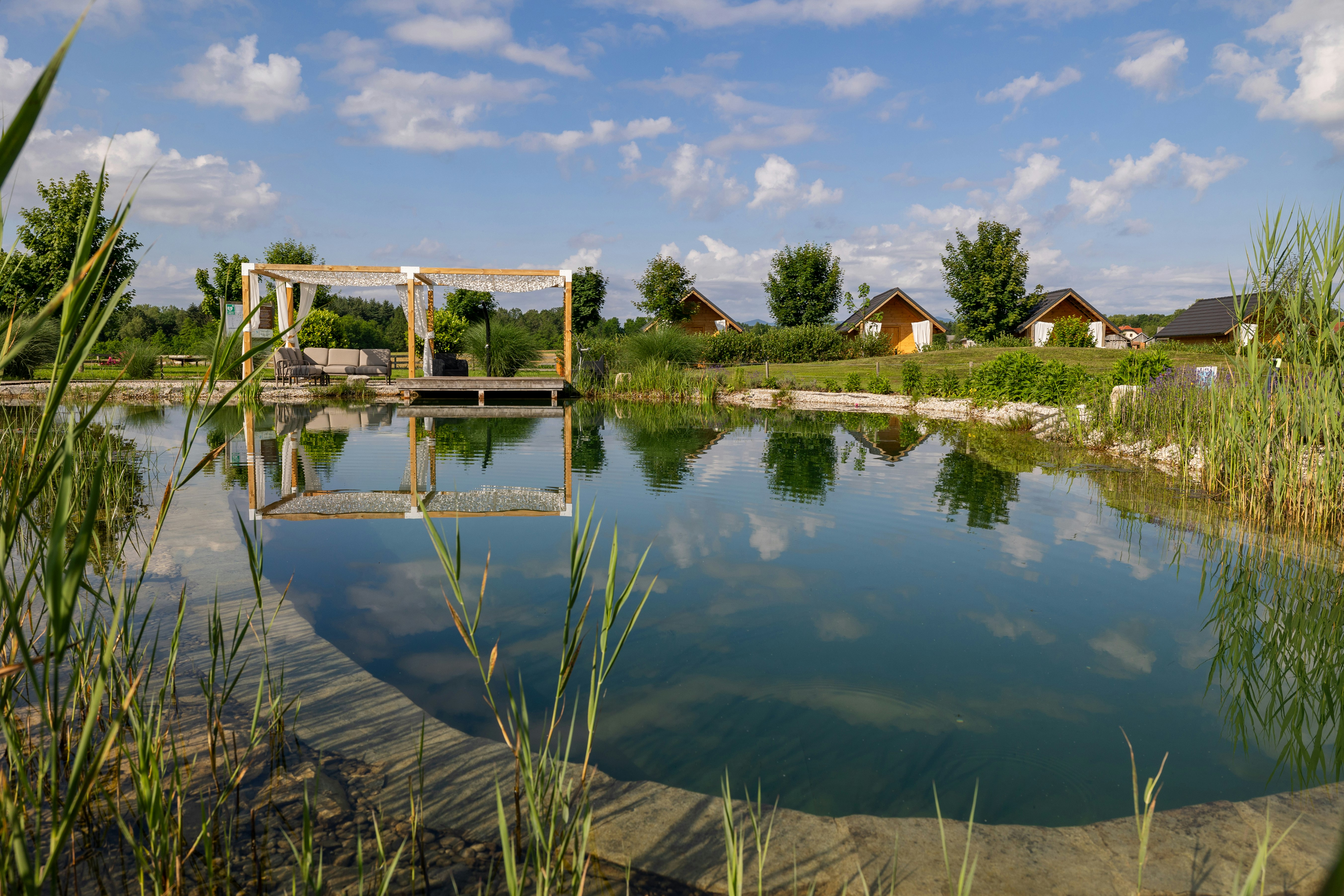 Kolpa Resort Glamping - Naturbadeteich auf dem Campingplatz