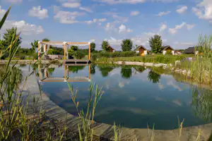 Kolpa Resort Glamping - Naturbadeteich auf dem Campingplatz