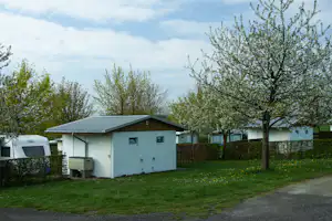 Komfort-Campingplatz Panoramablick - Blick auf die Stellplätze mit individuellen Dusch- und WC Häusern