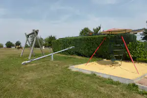 Komfort-Campingplatz Panoramablick - Kinderspielplatz mit Schaukel und Klettergerüst auf dem Campingplatz