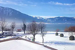Komfortcamping Berau - Wohnwagen- und Zeltstellplatz im Winter mit Blick auf den Wolfgangsee