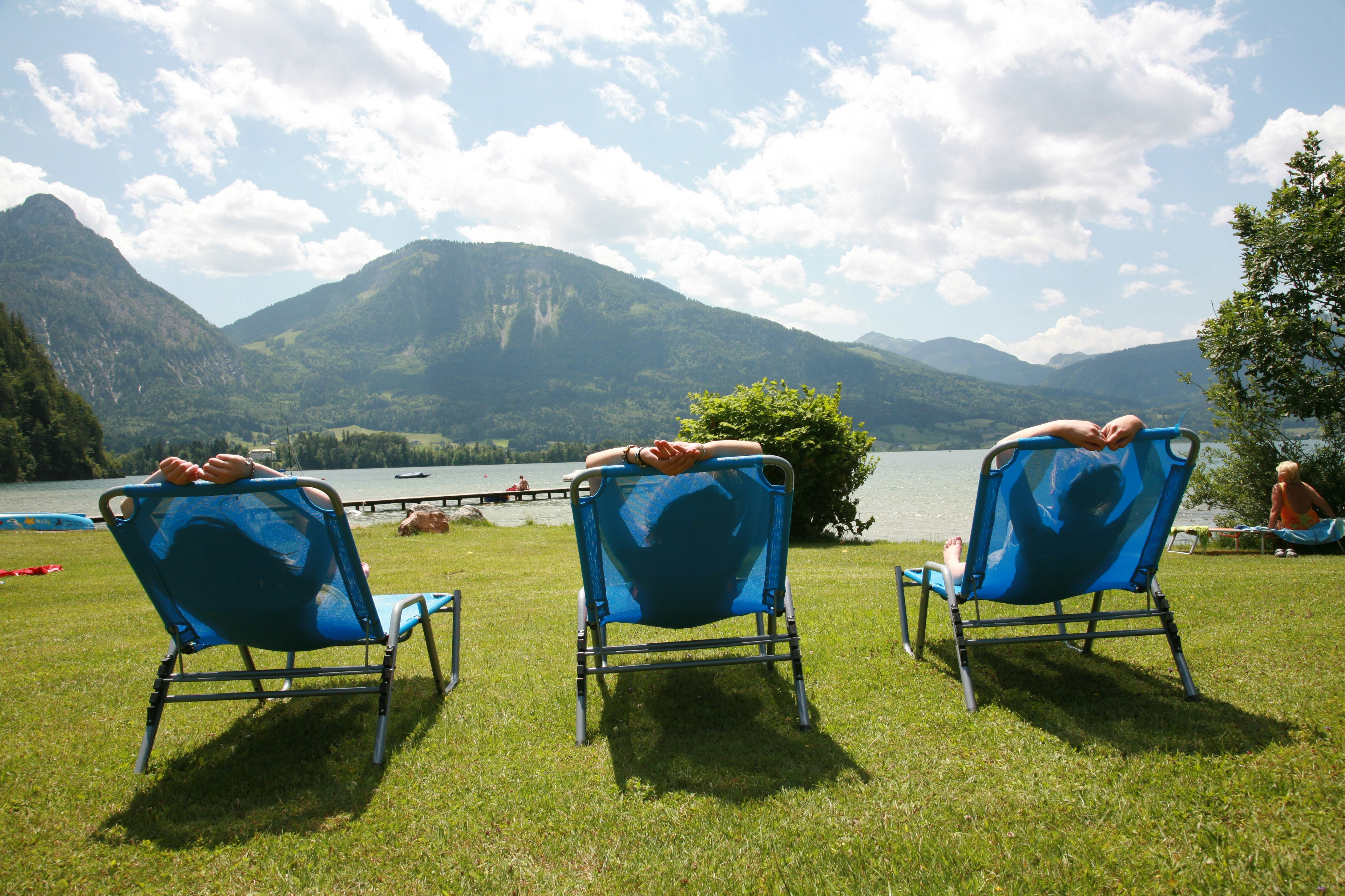 Komfortcamping Berau  - Liegewiese auf dem Campingplatz mit Blick auf die Berge und den Wolfangsee