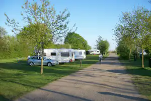 Komfortcamping KlüthseeCamp & Seeblick - Blick auf die Standplätze auf der Wiese