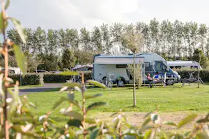 Kompas Camping Westende - Wohnwagen- und Zeltstellplatz auf grüner Wiese auf dem Campingplatz