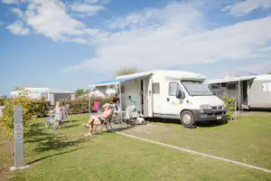 Kompas Camping - Wohnmobilstellplatz auf grüner Wiese auf dem Campingplatz