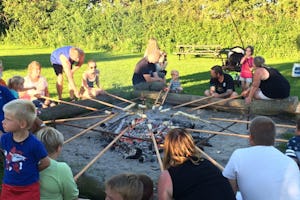 Kongshøj Strand Camping - Lagerfeuer und Stockbrot auf dem Campingplatz