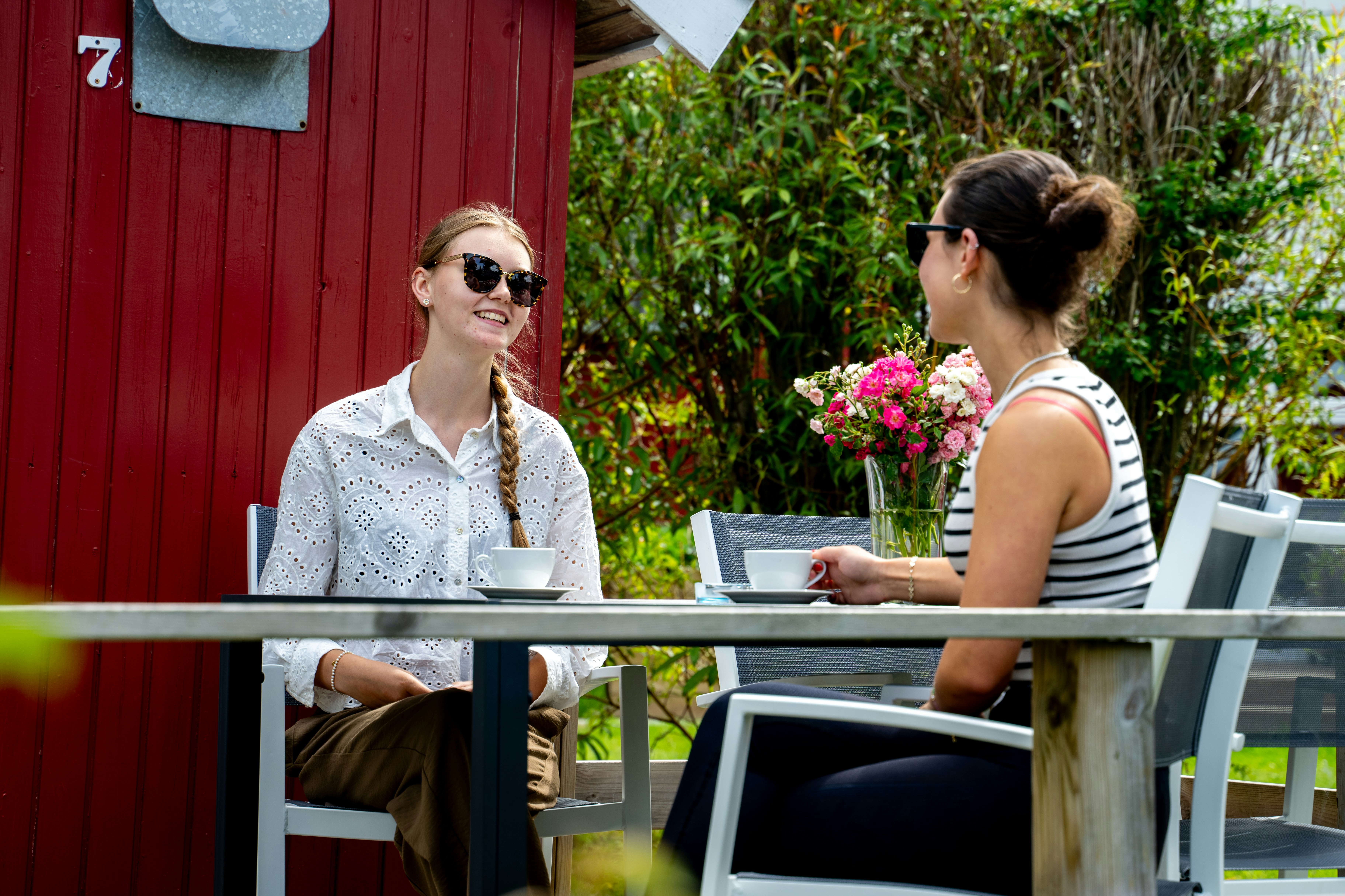 Kongsøre camping - Camperinnen sitzen auf der Terrasse vor einem Mobilheim