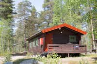 Koppang Camping & Hytter - Chalet mit Veranda im Grünen auf dem Campingplatz