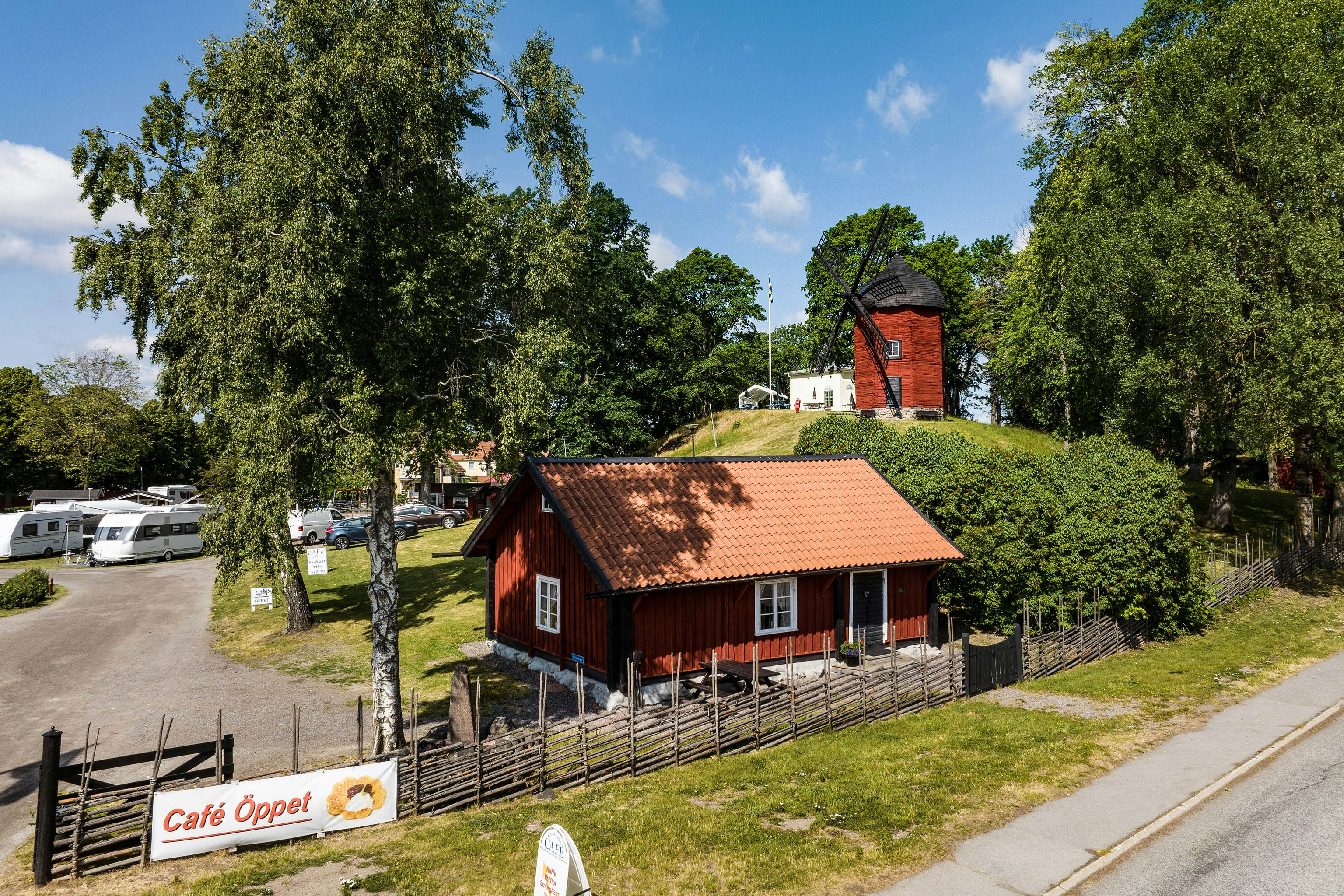 Korskullens Camping & Stugor - Campingplatz mit Windmühle und Haus