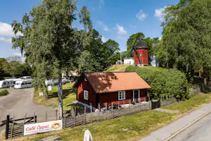Korskullens Camping & Stugor - Campingplatz mit Windmühle und Haus