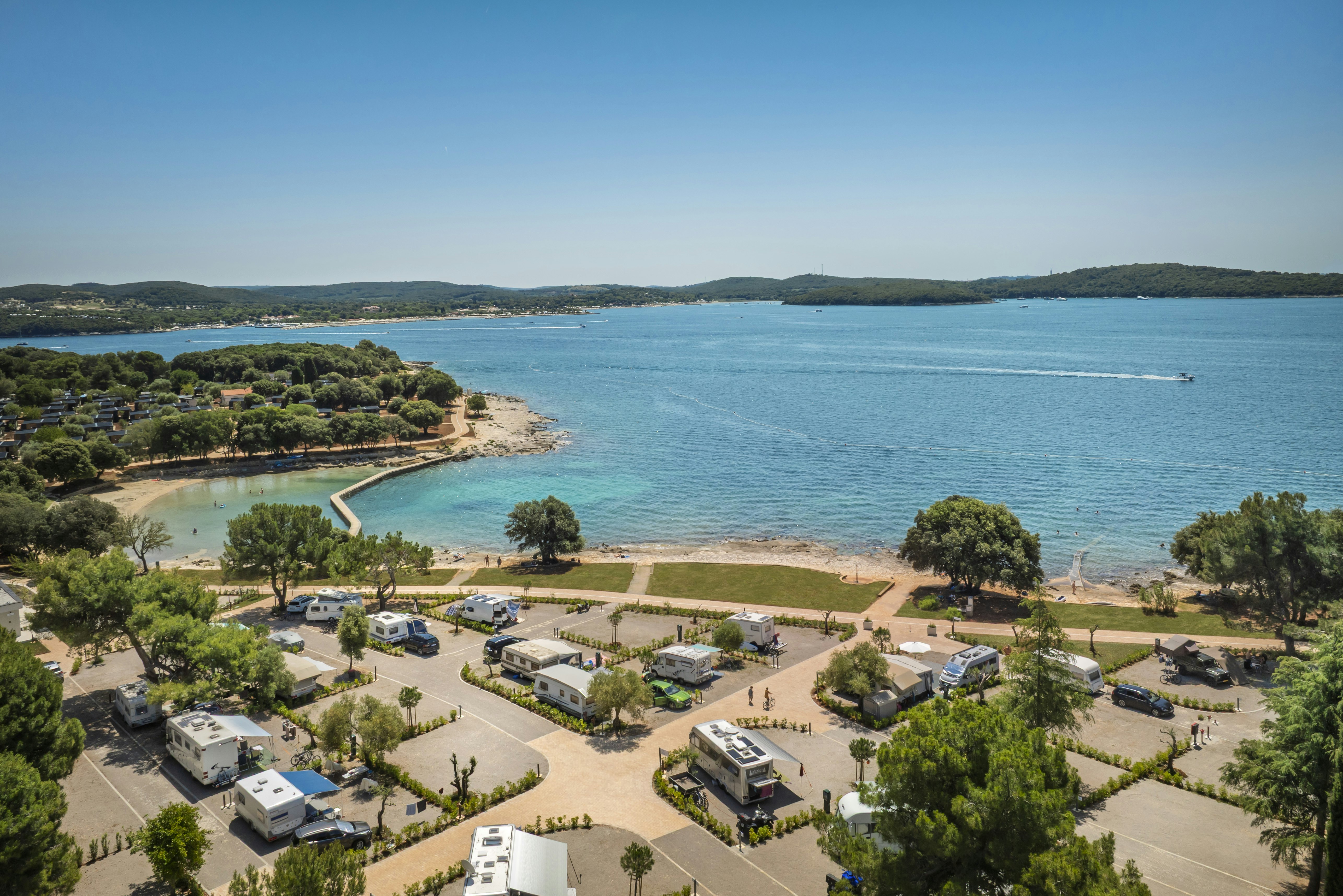 Koversada Covered Campsite - Blick auf die Standplätze am Meer