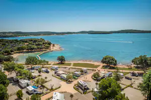 Koversada Covered Campsite - Blick auf die Standplätze am Meer