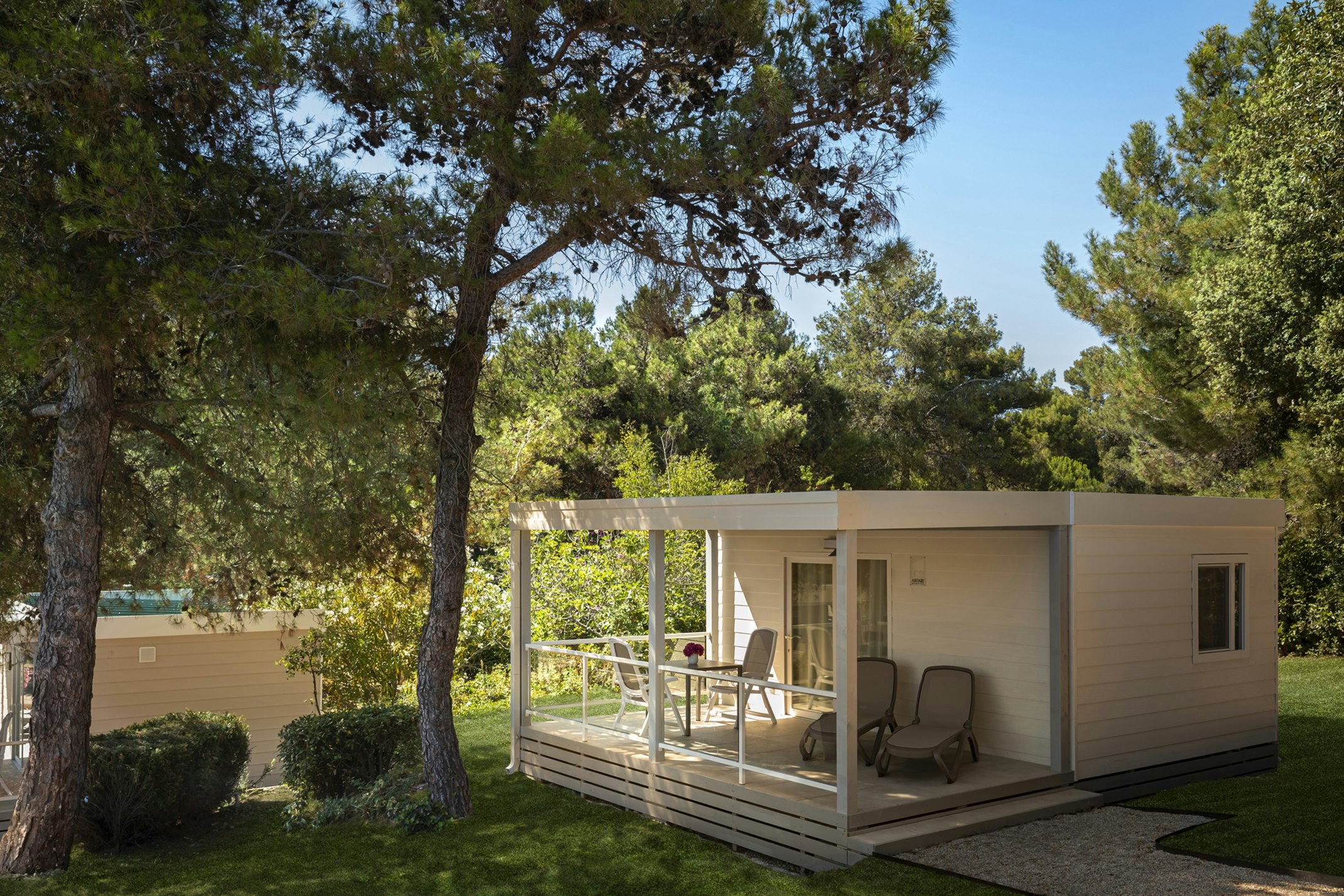 Koversada Naturist Park  - Mobilheim mit Terrasse auf dem Campingplatz