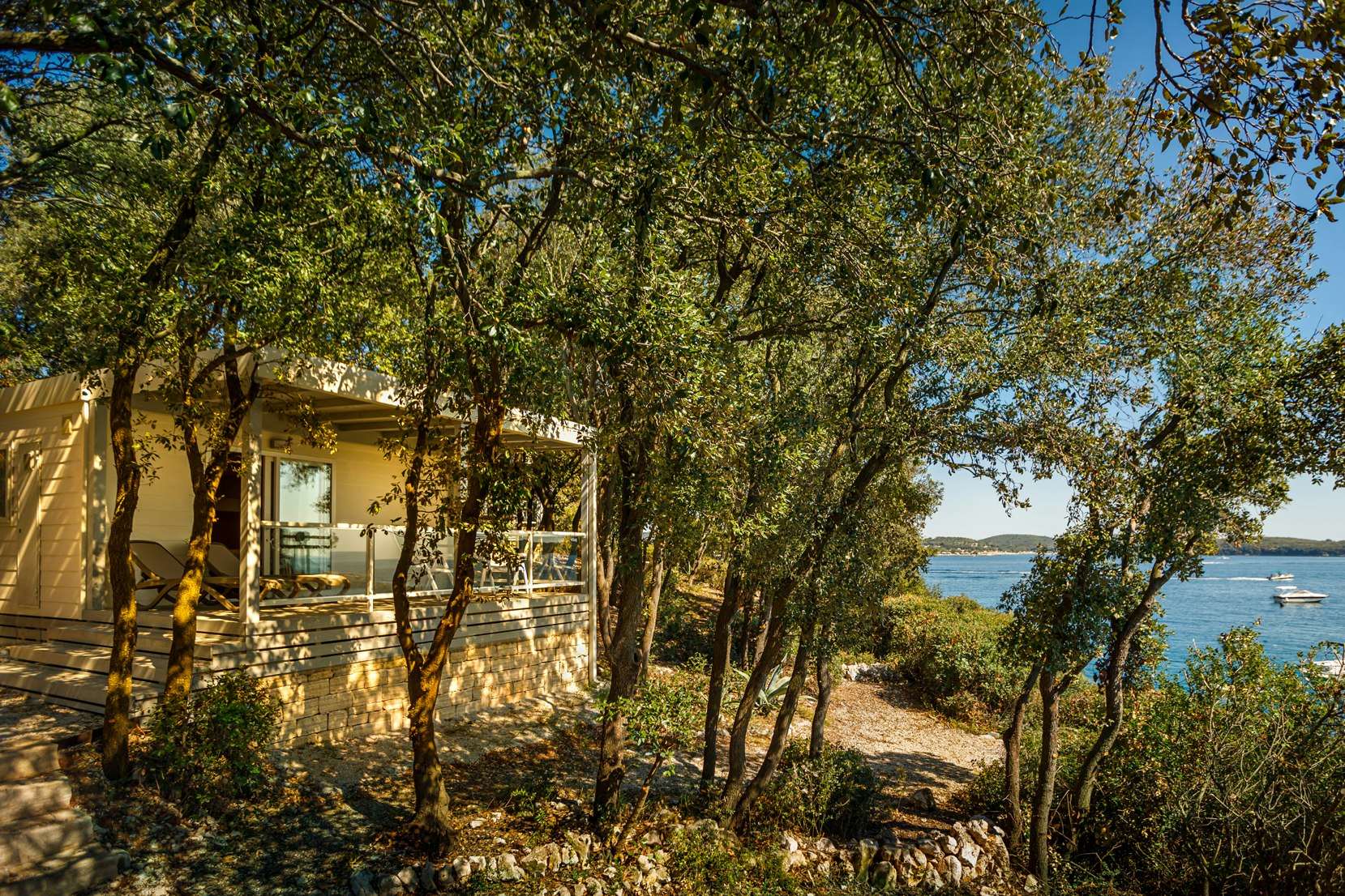 Koversada Naturist Park  - Mobilheim mit Terrasse auf dem Campingplatz