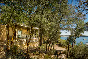 Koversada Naturist Park - Mobilheim mit Terrasse auf dem Campingplatz