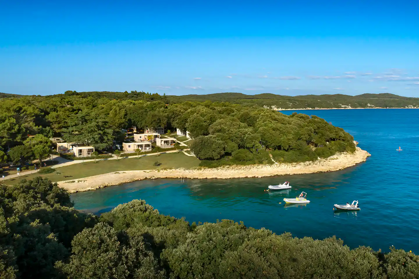 Koversada Naturist Park - Blick auf den Campingplatz am Meer