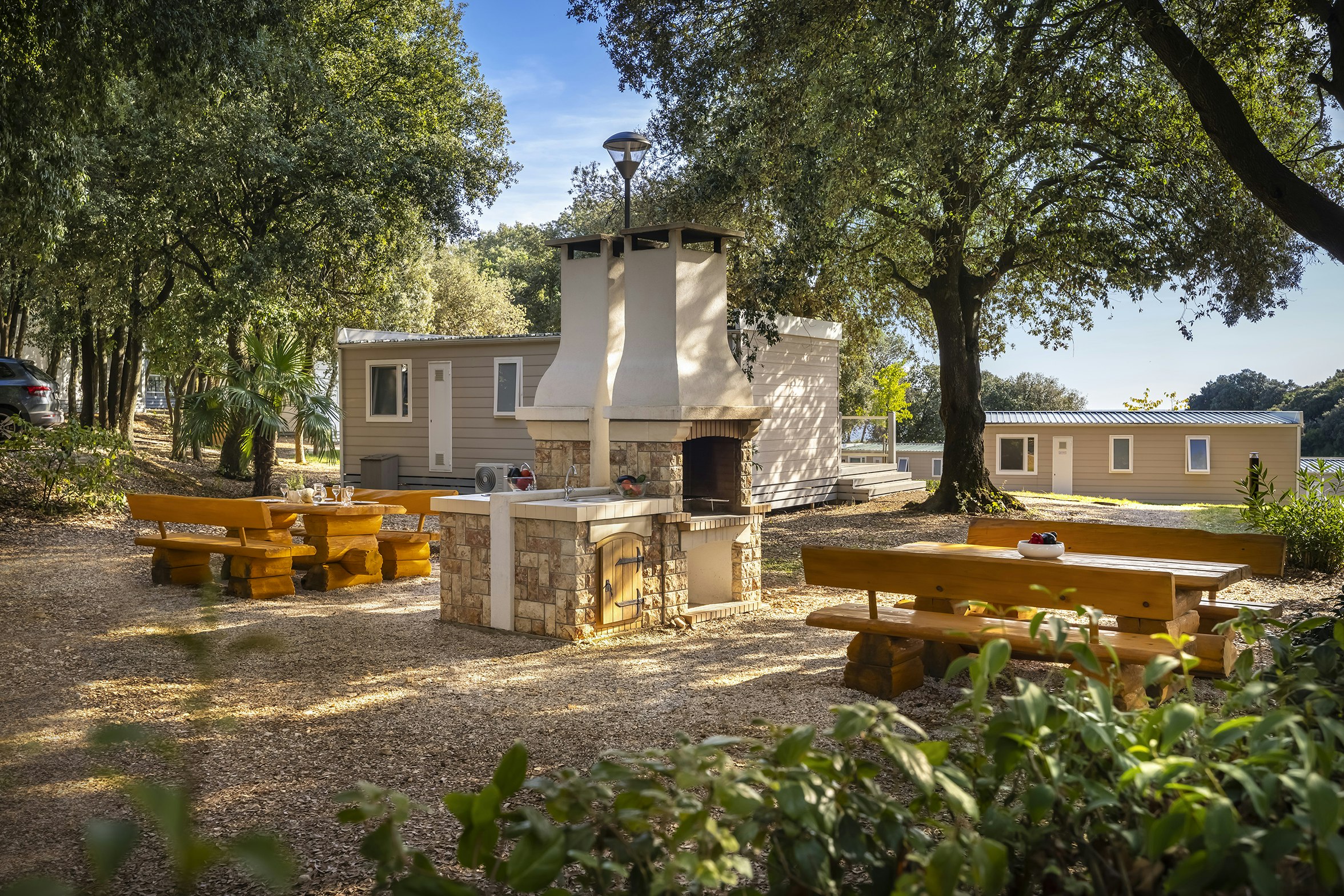 Koversada Naturist Park - Grillstelle mit Picknickbänken auf dem Campingplatz