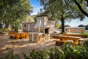 Koversada Naturist Park - Grillstelle mit Picknickbänken auf dem Campingplatz