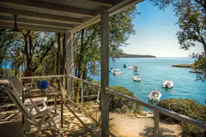 Koversada Naturist Park - Terrasse eines Mobilheims mit Meerblick