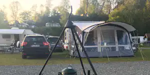 Krakær Camping - Grillen auf dem Campingplatz an der Feuerstelle