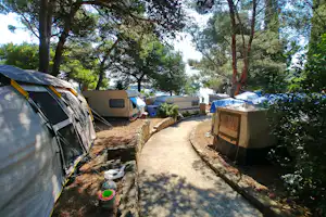 Kranjski Kamp - Wohnmobil- und Wohnwagenstellplätze im Schatten der Bäume
