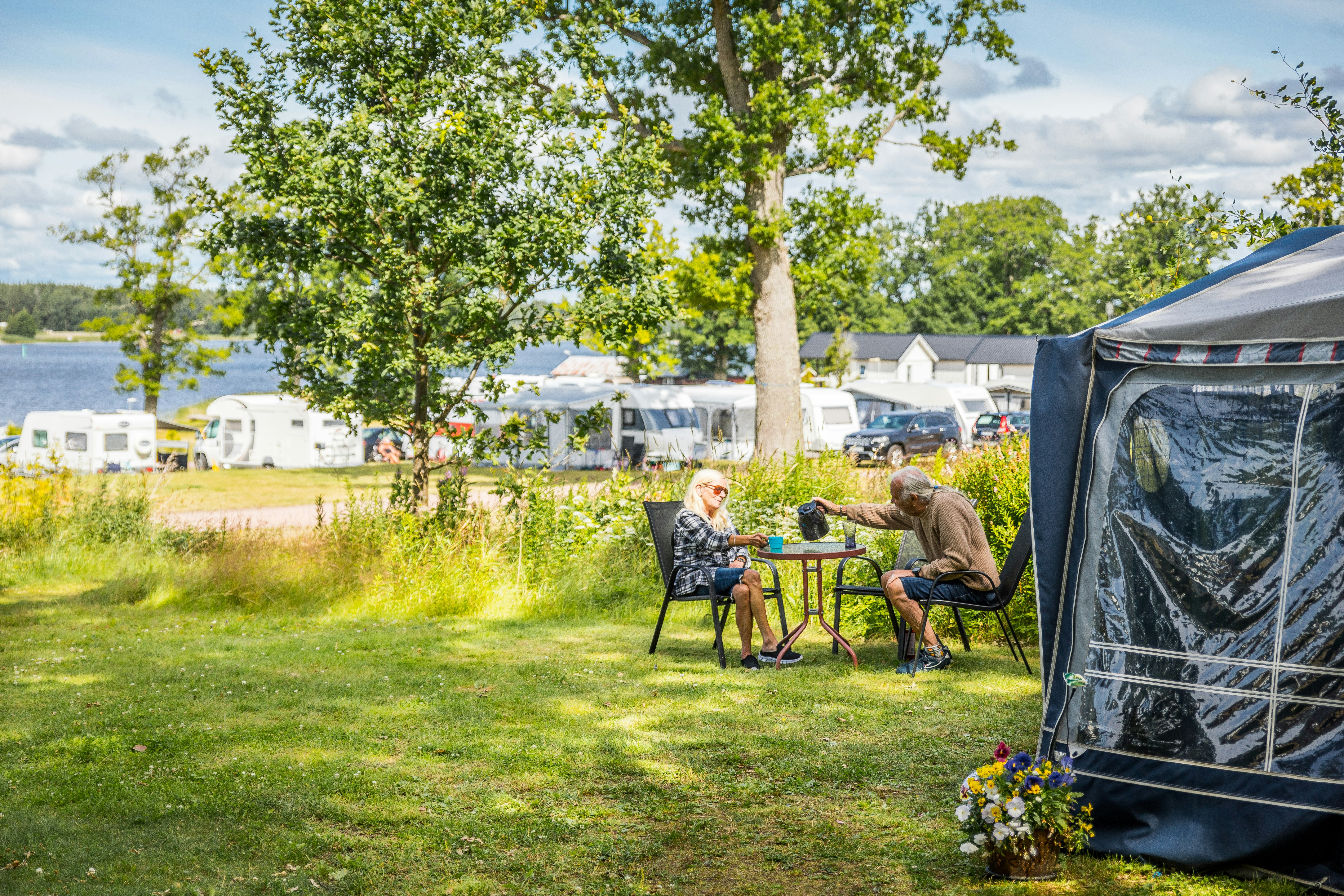 Kristinehamn Herrgårdscamping & Stugor - Camper auf dem Campingplatz beim Kaffee 