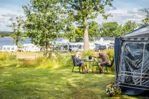 Kristinehamn Herrgårdscamping & Stugor - Camper auf dem Campingplatz beim Kaffee