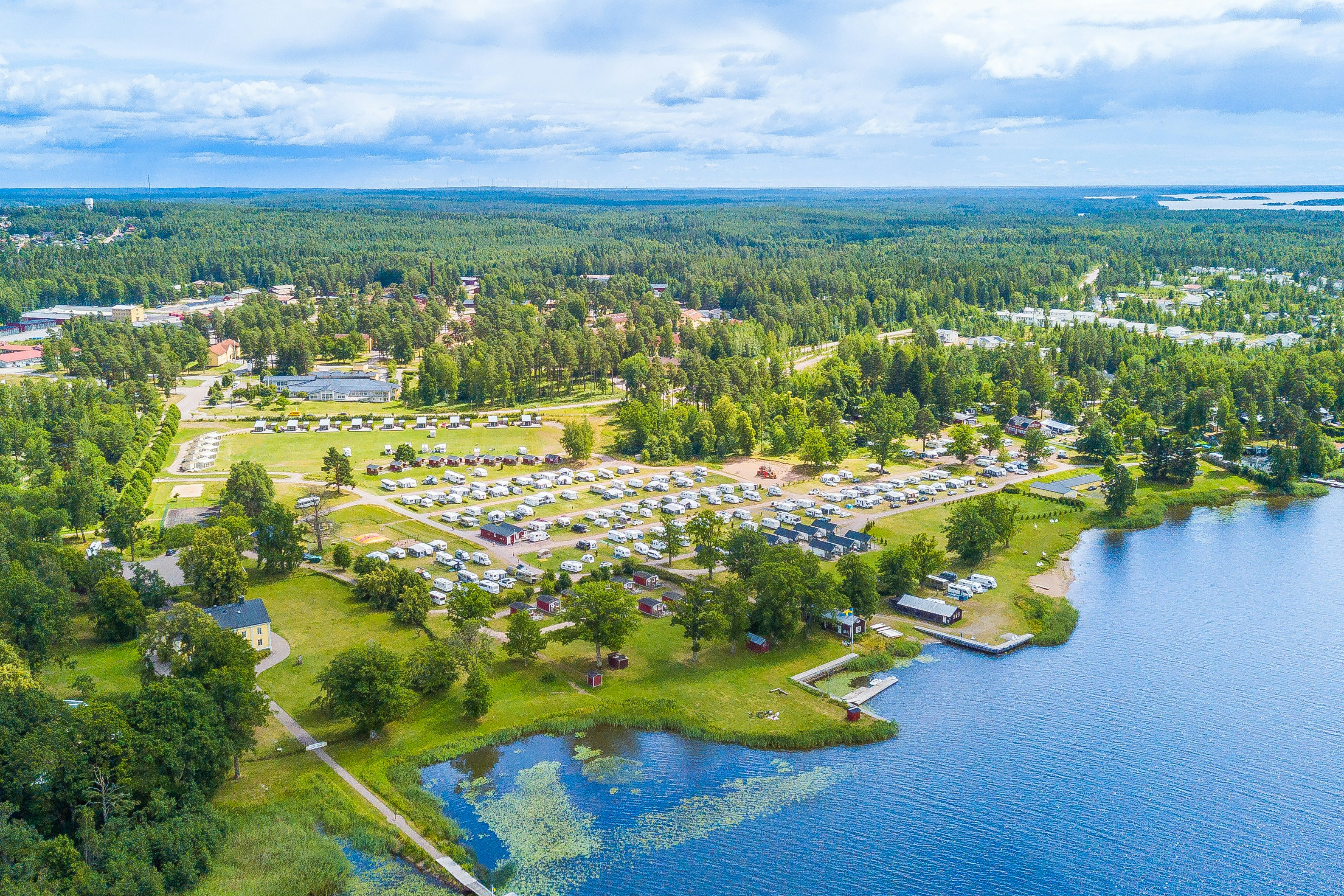 Kristinehamn Herrgårdscamping & Stugor - Luftaufnahme vom Campingplatz 