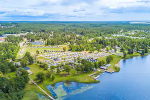 Kristinehamn Herrgårdscamping & Stugor - Luftaufnahme vom Campingplatz