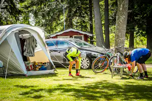 Kristinehamn Herrgårdscamping & Stugor - Zeltbereich unter Bäumen