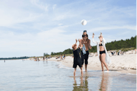 Böda Sand Beach Resort - Familie spielt Ball am Strand