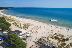 Kronocamping Böda Sand - Vogelperspektive auf die Küste, den Strand und Beach Club