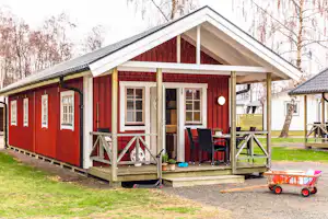 Kronocamping Lidköping - Mobilheim mit Terrasse auf dem Campingplatz