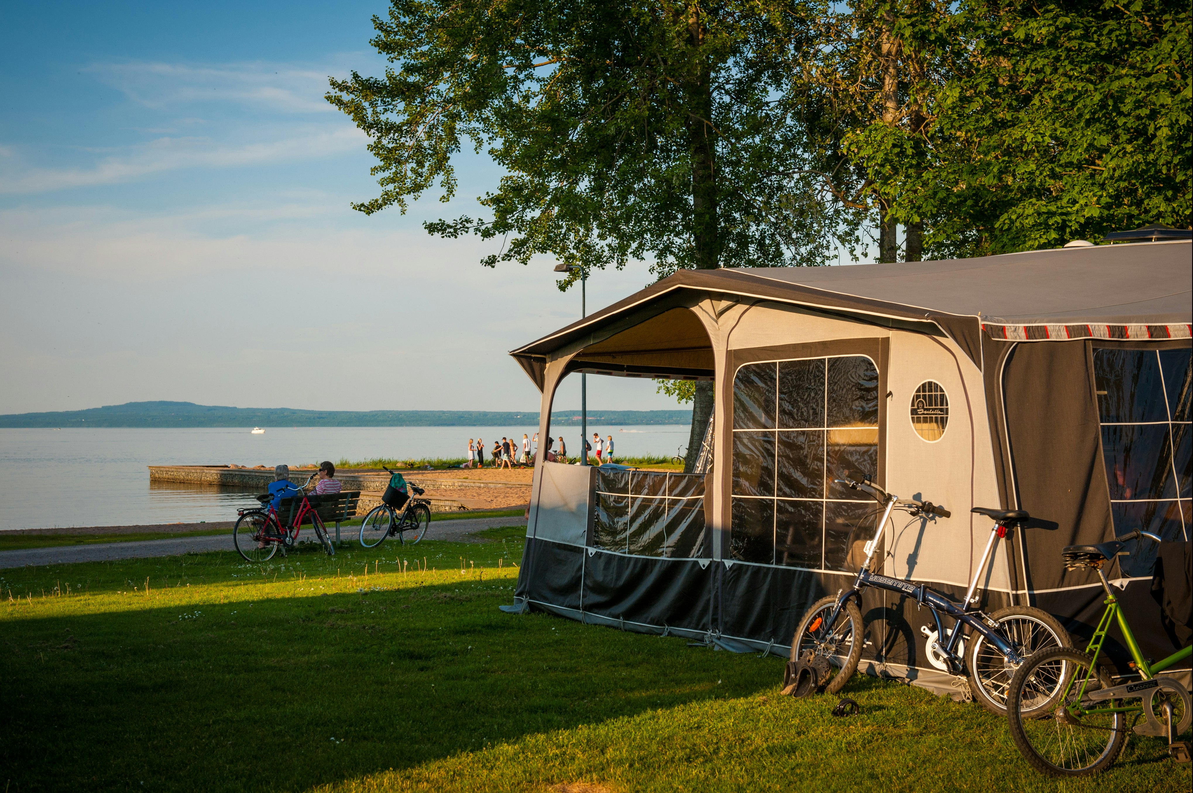 Kronocamping Lidköping - Stellplatz mit Blick auf das Wasser