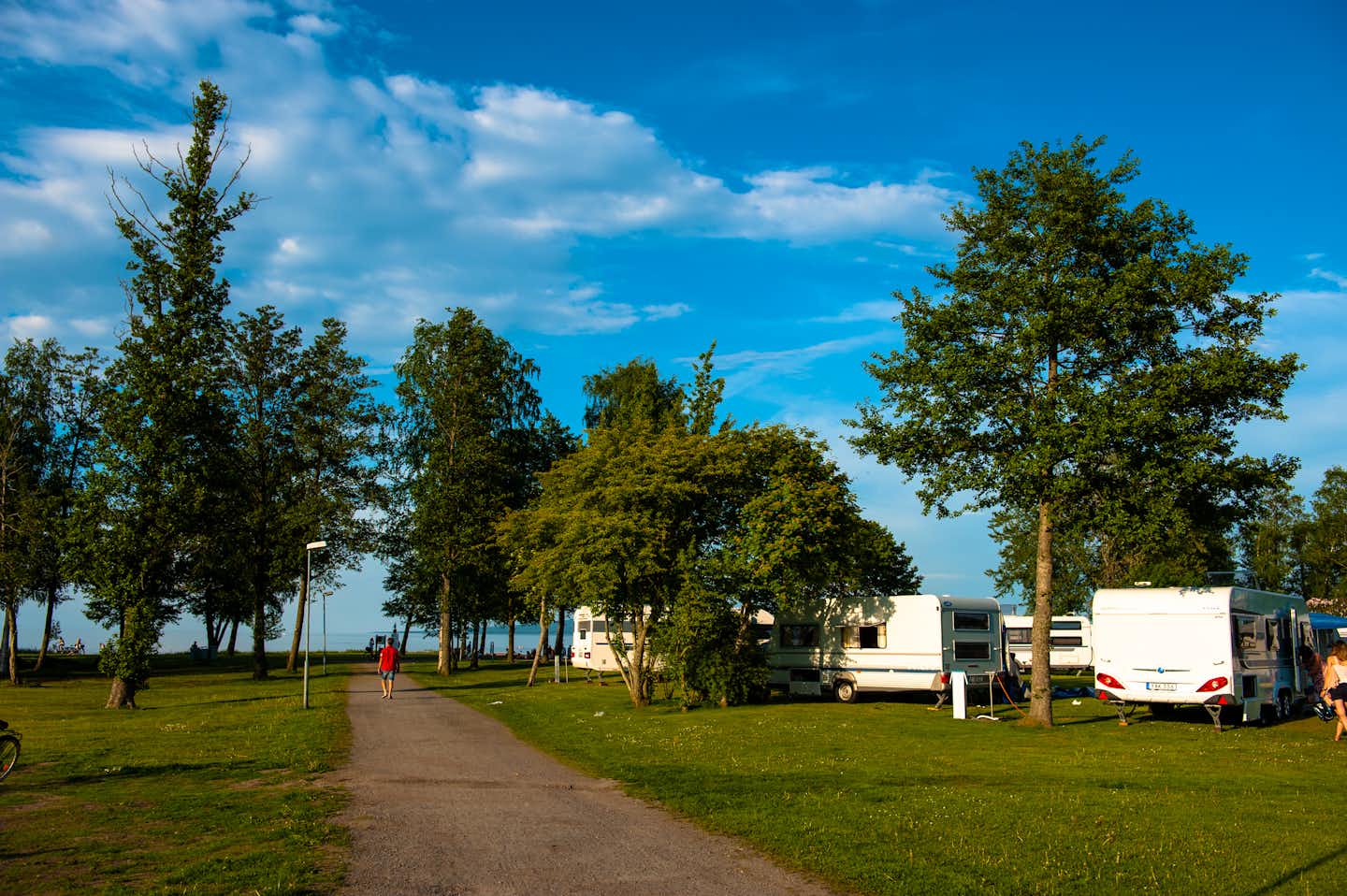 Kronocamping Lidköping - Wohnmobil- und  Wohnwagenstellplätze auf der Wiese