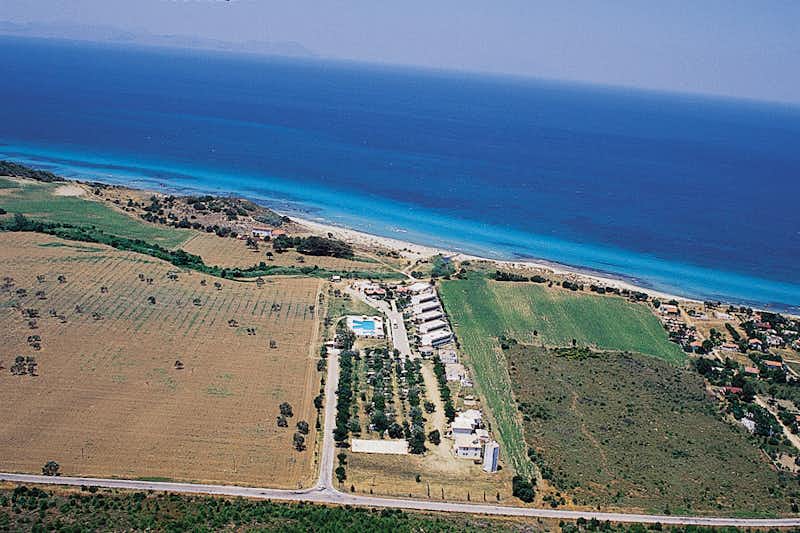 Kum Hotel Camping  -  Campingplatz mit Strand am Mittelmeer aus der Vogelperspektive
