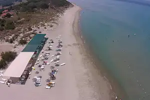 Kum Hotel Camping - Luftaufnahme vom Strand am Campingplatz mit Sonnenschirmen und Liegestühlen
