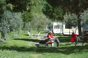 Kum Hotel Camping - Wohnwagen- und Zeltstellplatz vom Campingplatz auf grüner Wiese