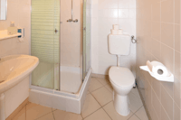 Kumánia Kemping - WC mit Duschkabine und Waschbecken im Gästehaus auf dem Campingplatz