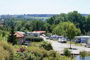 Kur- & Feriencamping Holmernhof's Dreiquellenbad - Blick auf den Campingplatz im Grünen