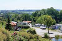 Kur- & Feriencamping Holmernhof's Dreiquellenbad  -  Blick auf den Campingplatz im Grünen