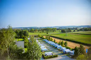 Kur- & Feriencamping Holmernhof's Dreiquellenbad - Wohnwagen- und Zeltstellplatz vom Campingplatz im Grünen