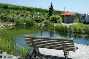Kur- & Feriencamping Holmernhof's Dreiquellenbad - Teich auf dem Campingplatz