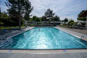 Kur- und Erlebniscamping Lug ins Land - schwimmende Camper im Pool vom Campingplatz