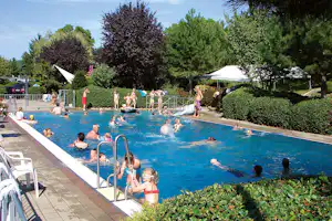 Kur- und Erlebniscamping Lug ins Land - Camper im Pool vom Campingplatz