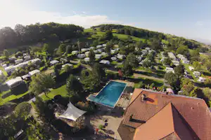 Kur- und Erlebniscamping Lug ins Land - Luftaufnahme vom Campingplatz mit Pool