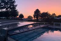 Kur- und Erlebniscamping Lug ins Land - Schwimmbad mit Schiebedach bei Sonnenuntergang