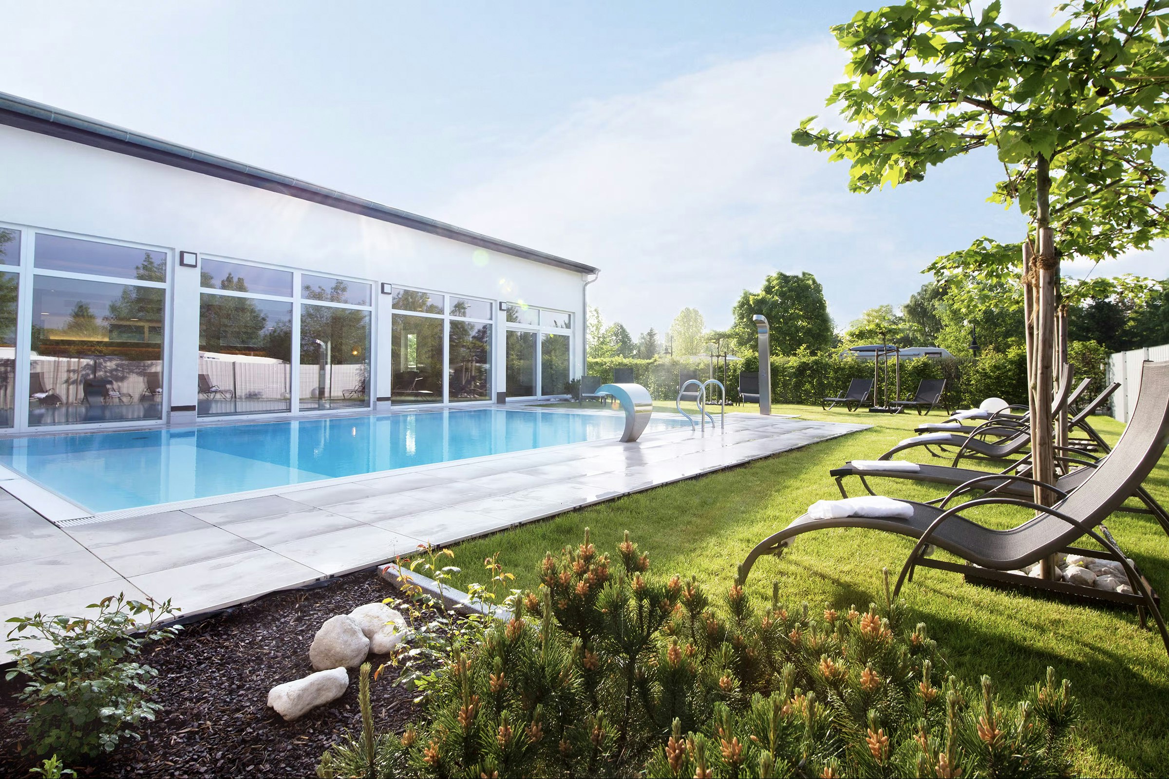 Kur- und Feriencamping Max 1 - Außenpool und Sonnenliegen